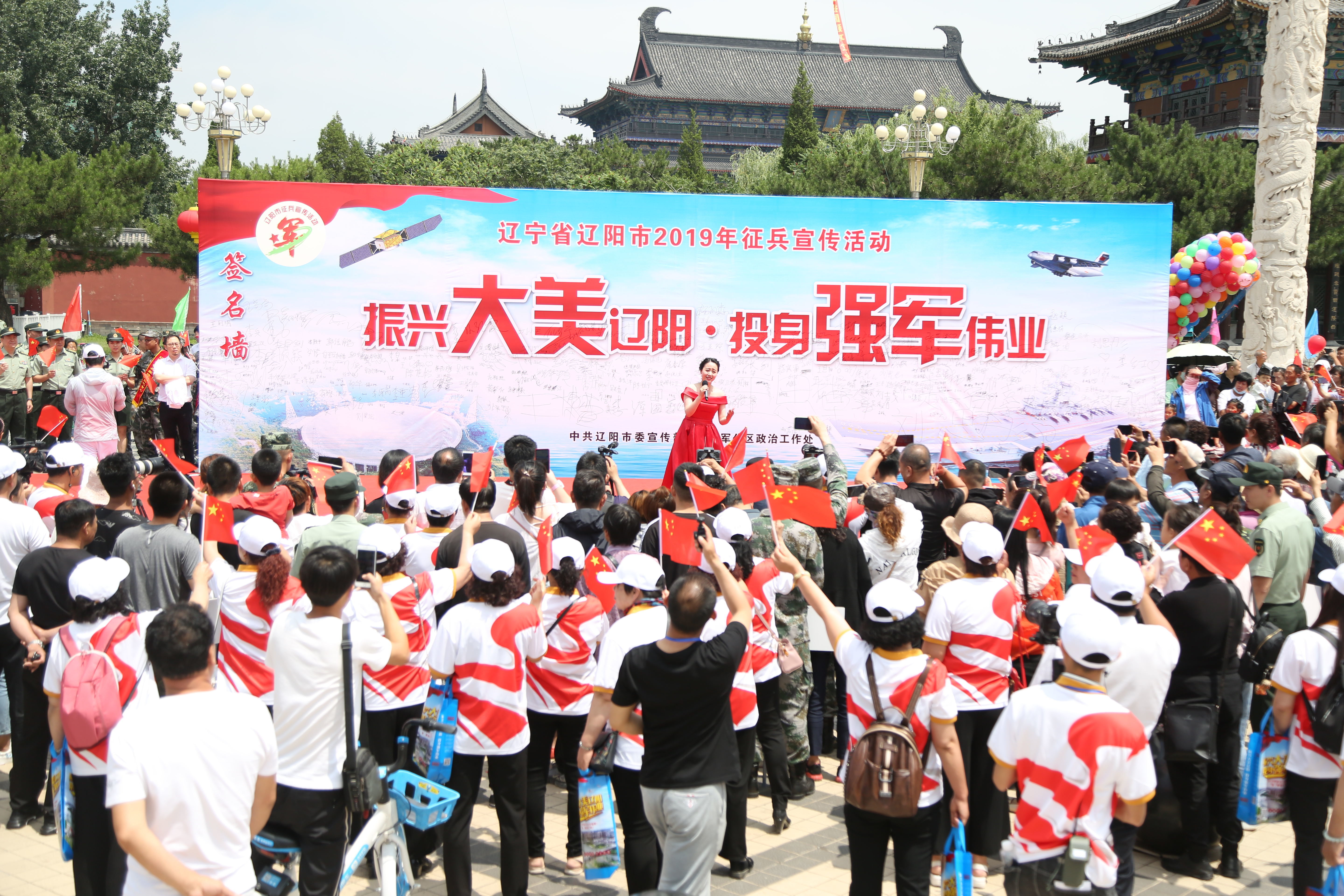 辽宁沈阳:广场“快闪”掀起参军热