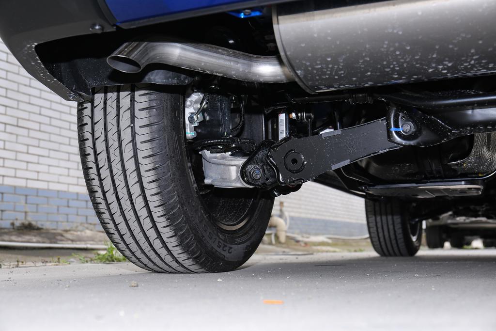 底盘方面，前麦弗逊式独立悬架+后多连杆悬架的调校比较扎实稳健