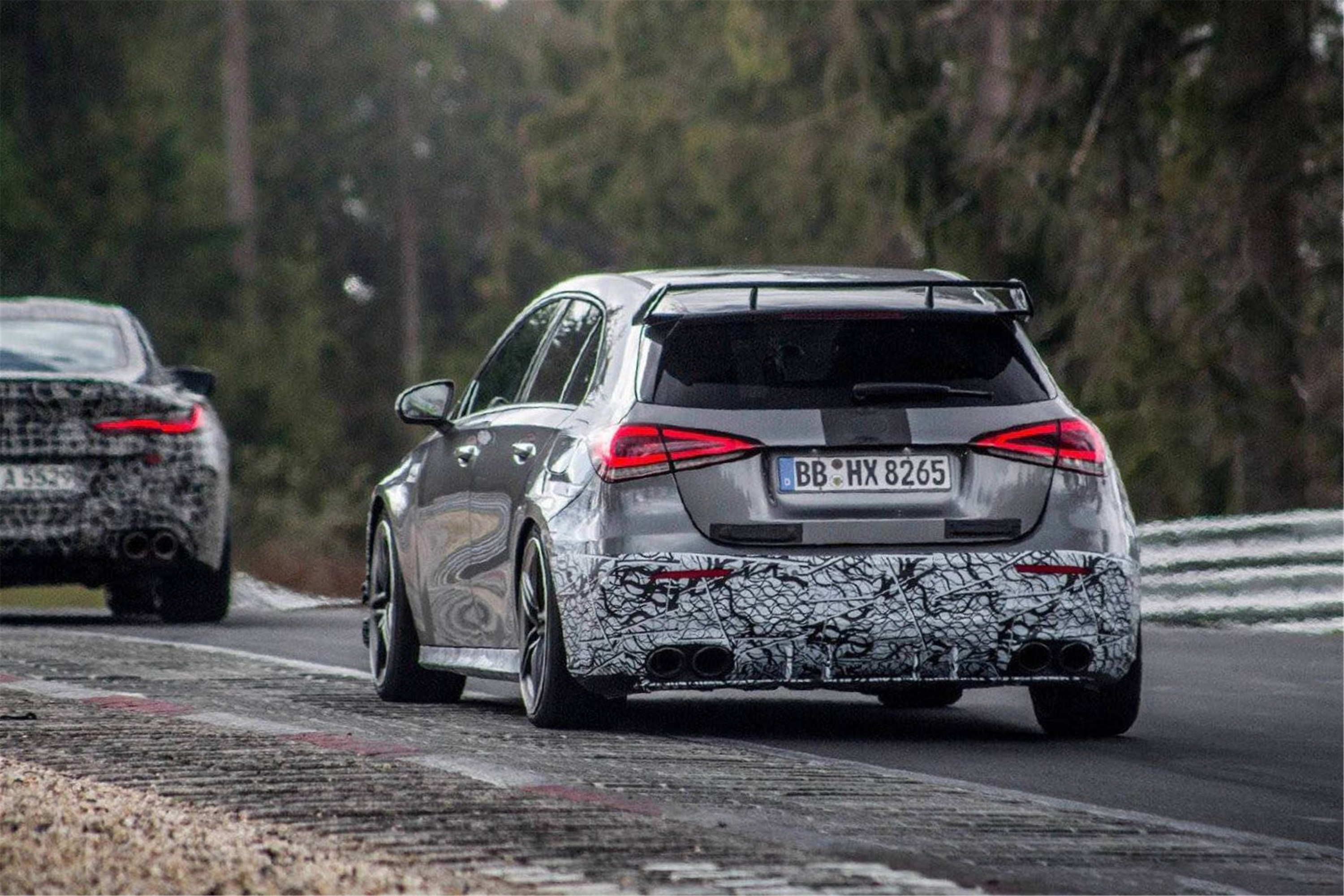 地表最强简聊奔驰a45amg,奔驰amga45小钢炮最新款