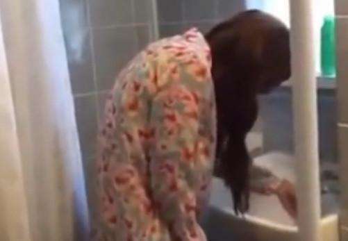 男子为成网红，在女友卫生棉上涂辣椒水，女友的行为让奶奶嫌弃