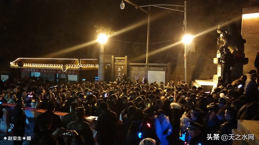 甘肃天水数万民众“上九朝观”祈福纳祥争烧头柱香!(组图)