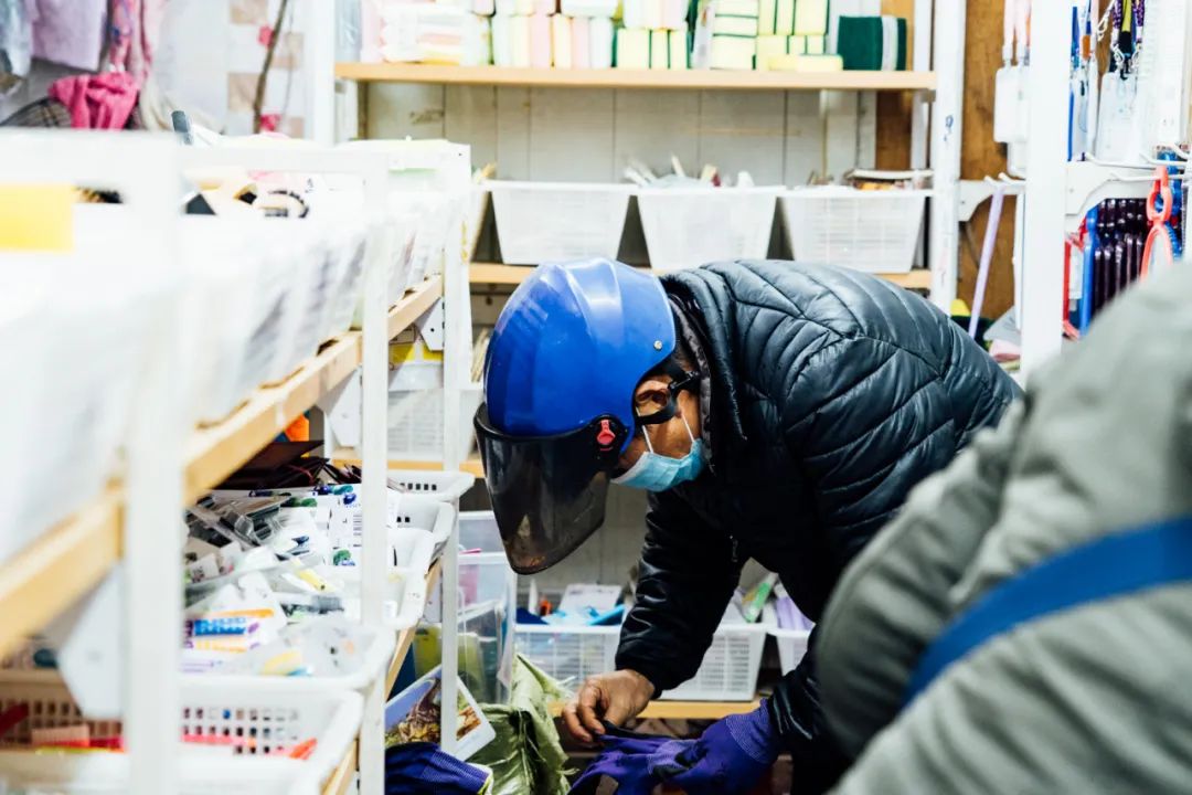 活着的两元店，2块钱能买啥？