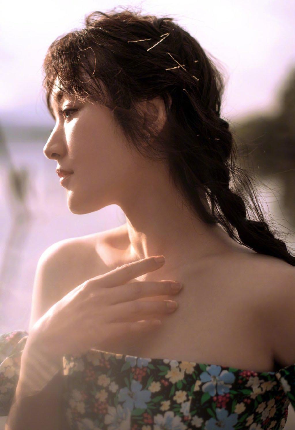 杨钰莹48岁未结婚，穿抹胸碎花裙扎小辫，嫩得还像18岁少女