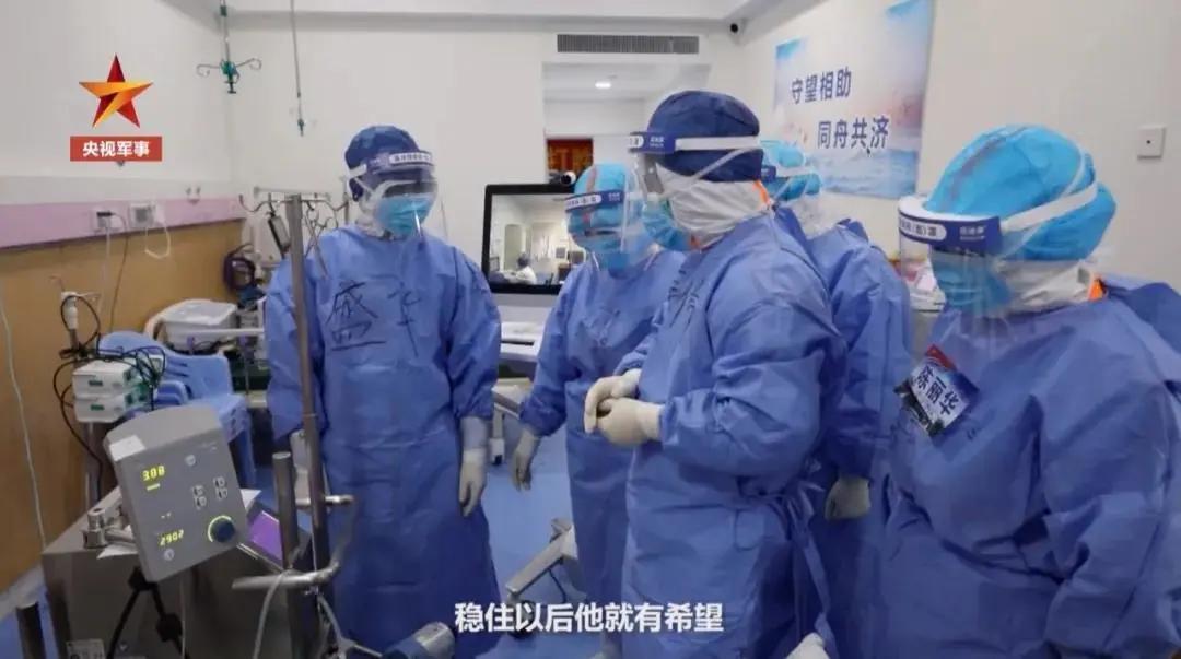 深入“红区”，直击ECMO上机治疗全过程：生死营救5小时，医生跪地抢救…