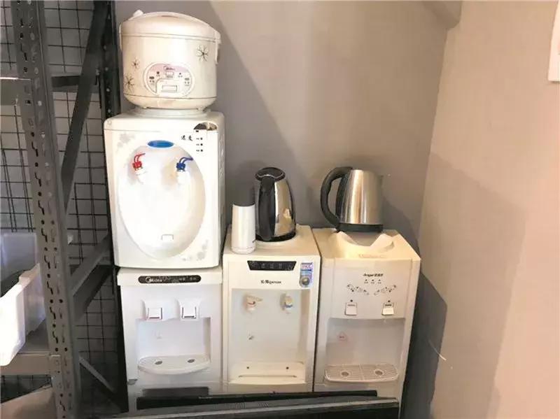 这家店好“*力暴**”，不少人花钱进来发泄情绪：60元砸一个手机，140元砸一台电脑……