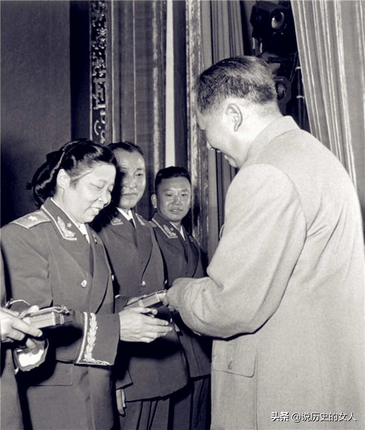 她当童养媳常遭家暴,成女将军后回家探亲遇到前夫,如何解决之?