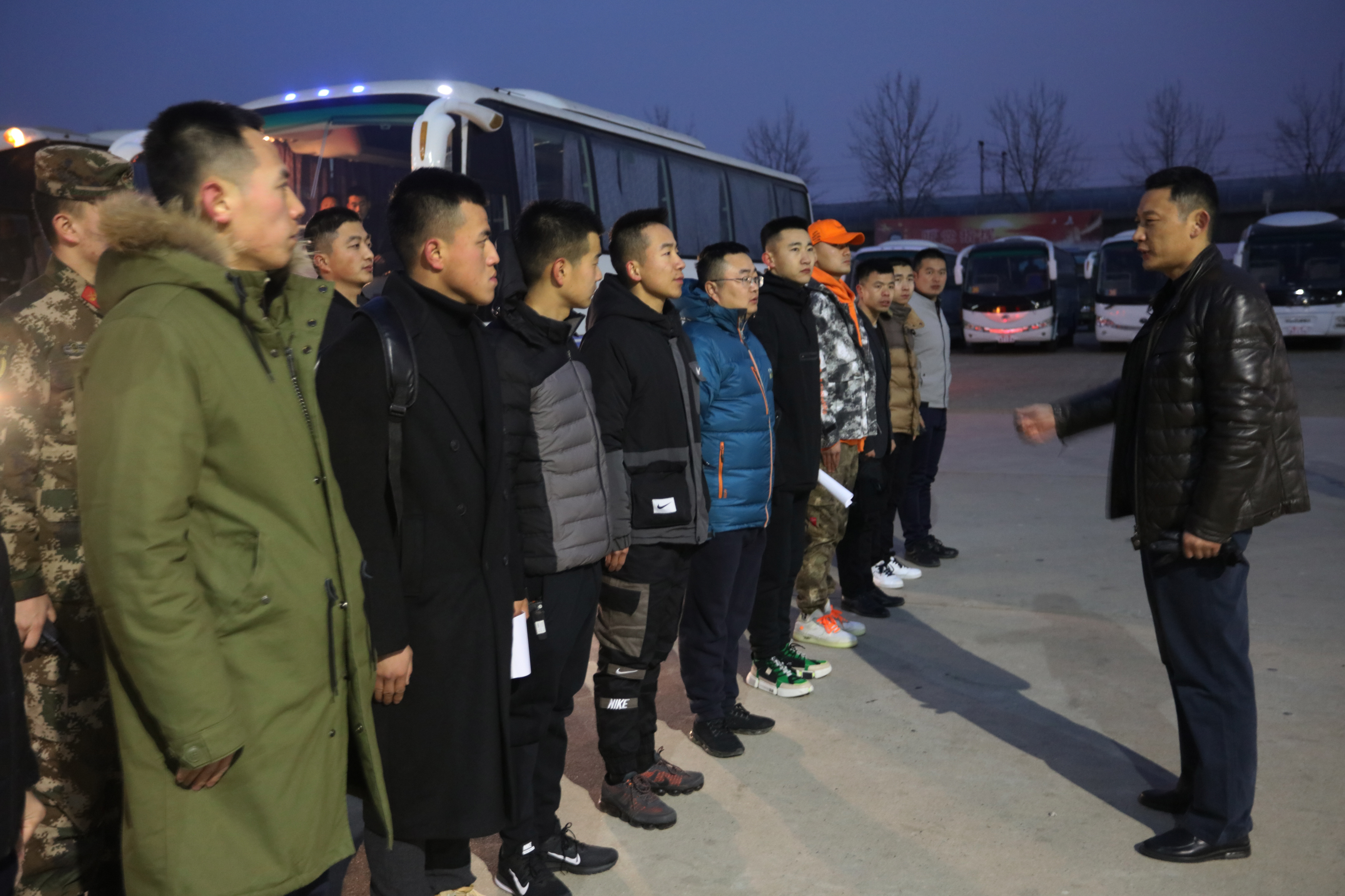 逛京城赏美景*警武**部队竟然组织这样的“集体旅行”