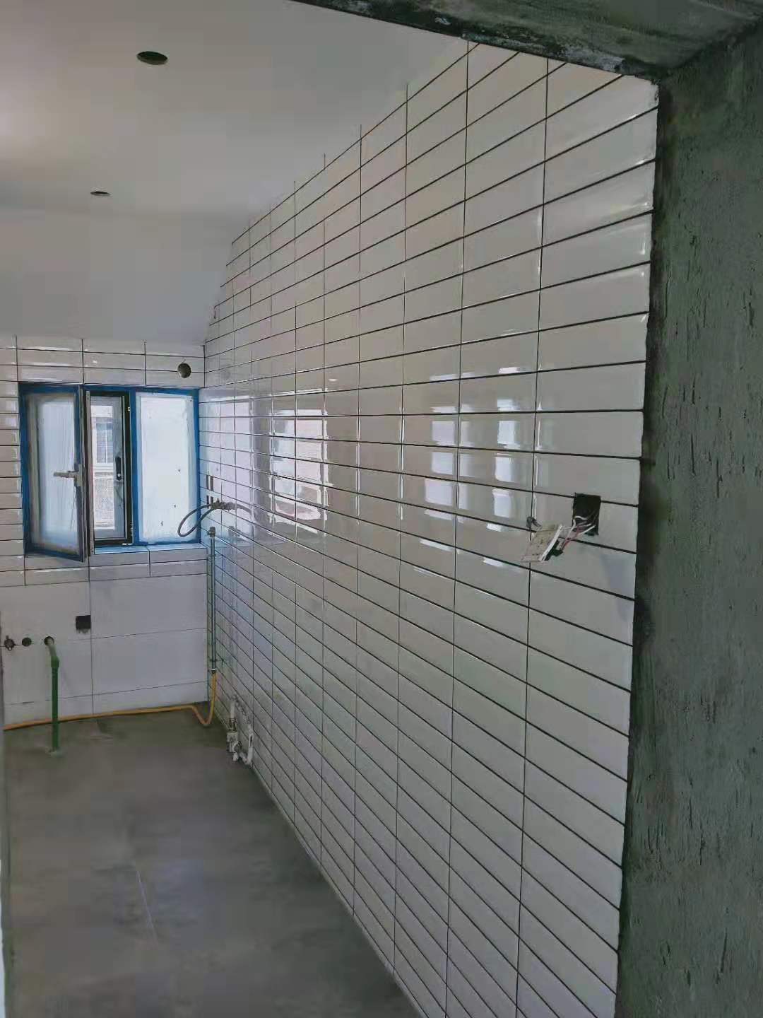 厨房墙面瓷砖脱落找不到合适瓷砖,还没入住瓷砖就脱落