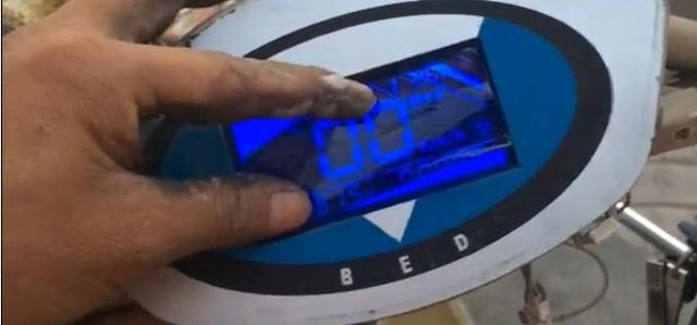 液晶仪表显示一半亮一半很暗,液晶显示屏黑了一块