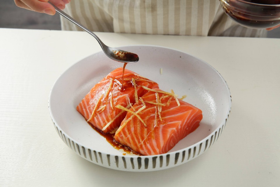 北京新发地查出病毒，三文鱼别生吃了，教你1种熟吃做法