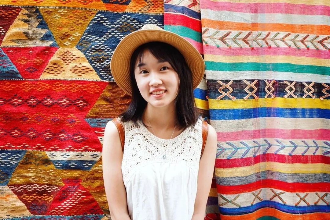 她花4年旅行全球，然后在古城街头摆摊卖故事