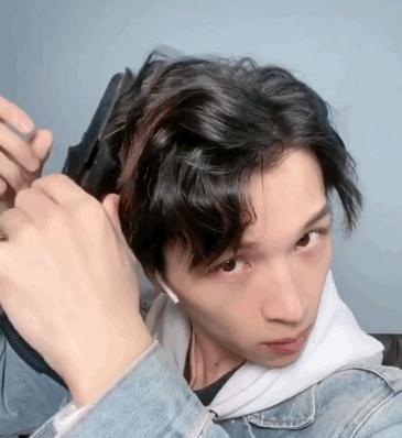 自己在家剪头发不用去理发店了,不能出去理发在家理发怎么理