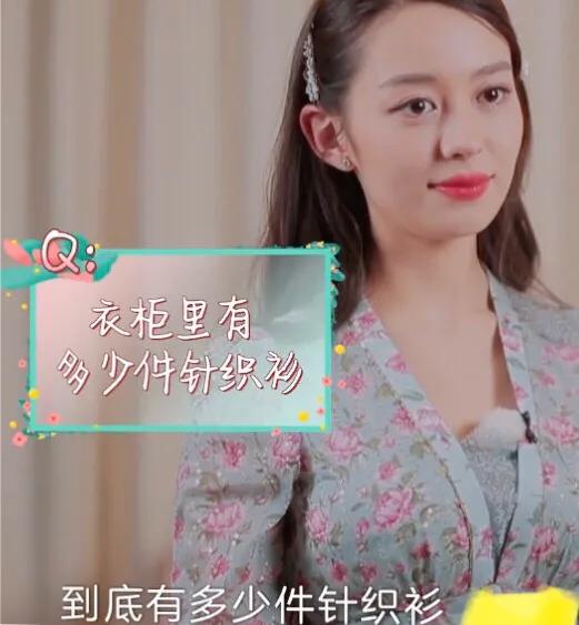 吉娜穿运动衣搭红色包,吉娜一字肩配什么衣服