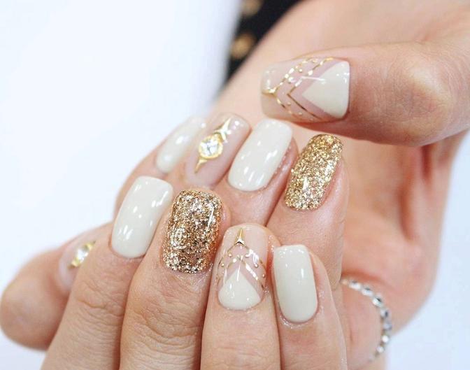 万能的亮片美甲不仅让你的指尖更出众，还会让你拥有好心情哦！