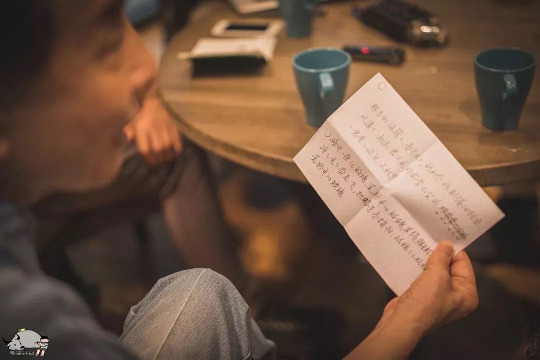 一个中年鬼才，整天逛公园，缠着大爷大妈给他唱歌