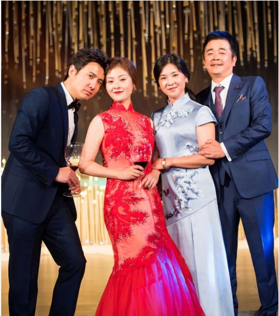 婚礼妈妈穿什么服装比较好看,婚礼上妈妈这样穿气场十足