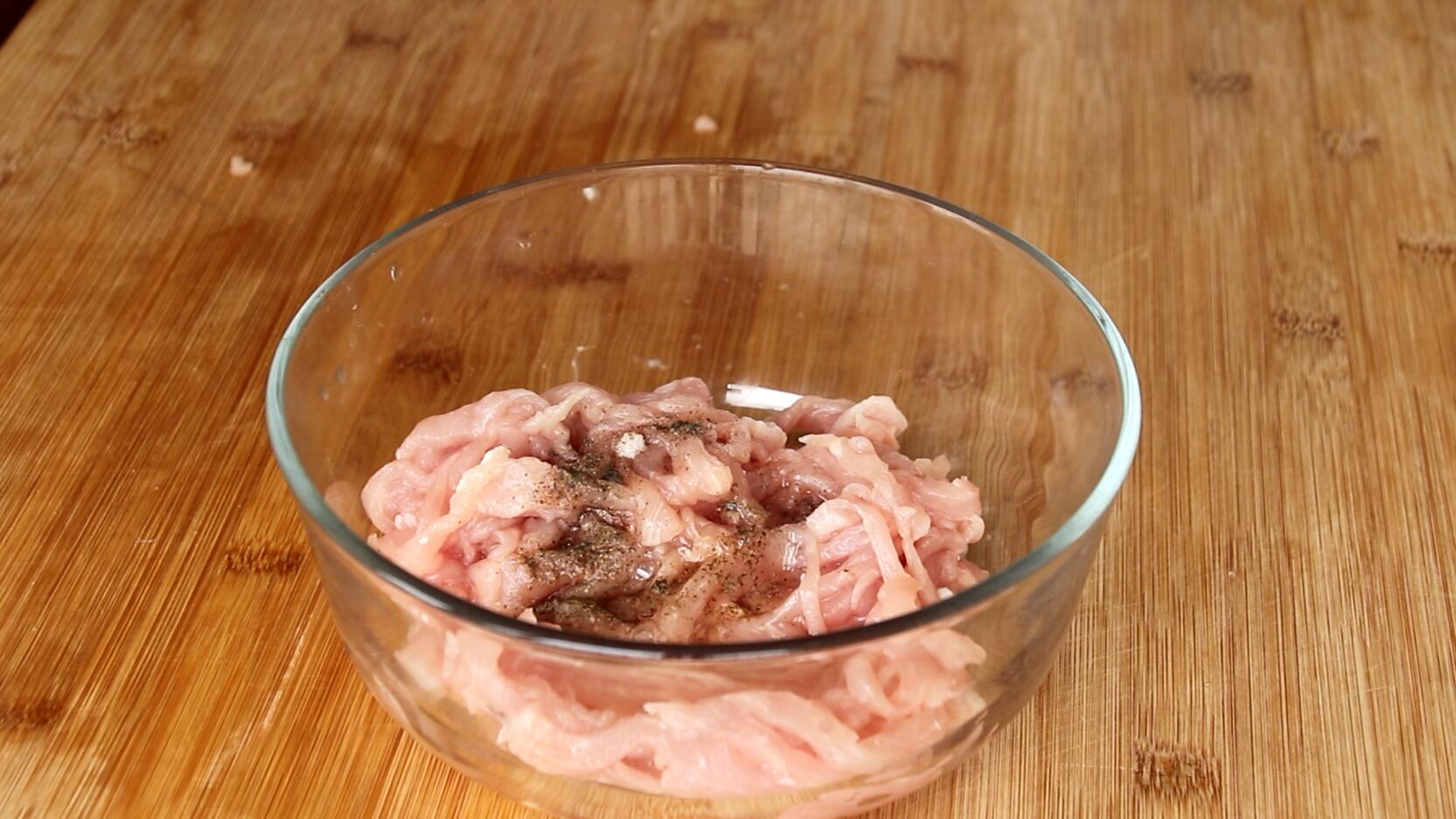 炒瘦肉直接下锅炒,猪瘦肉干硬怎么煮软