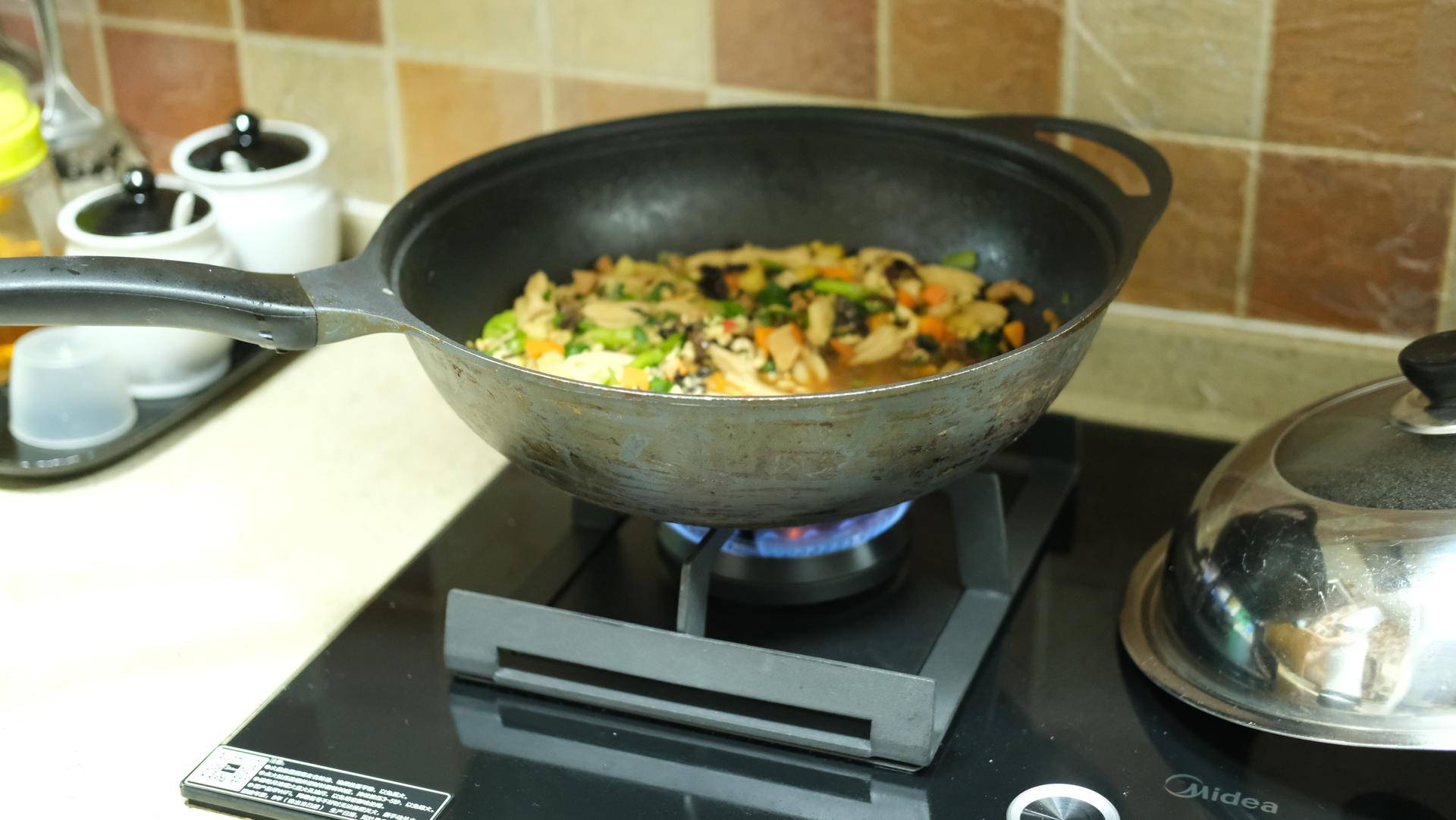 怎样知道燃气灶用了几年了,美的q67燃气灶是高端机吗