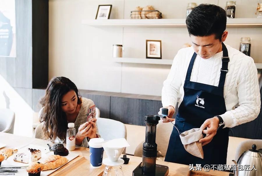 左手咖啡右手面包,左手面包右手玫瑰