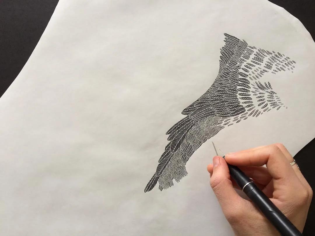 她用一把手术刀在2毛钱废报纸上雕出精美图腾,一幅卖60万