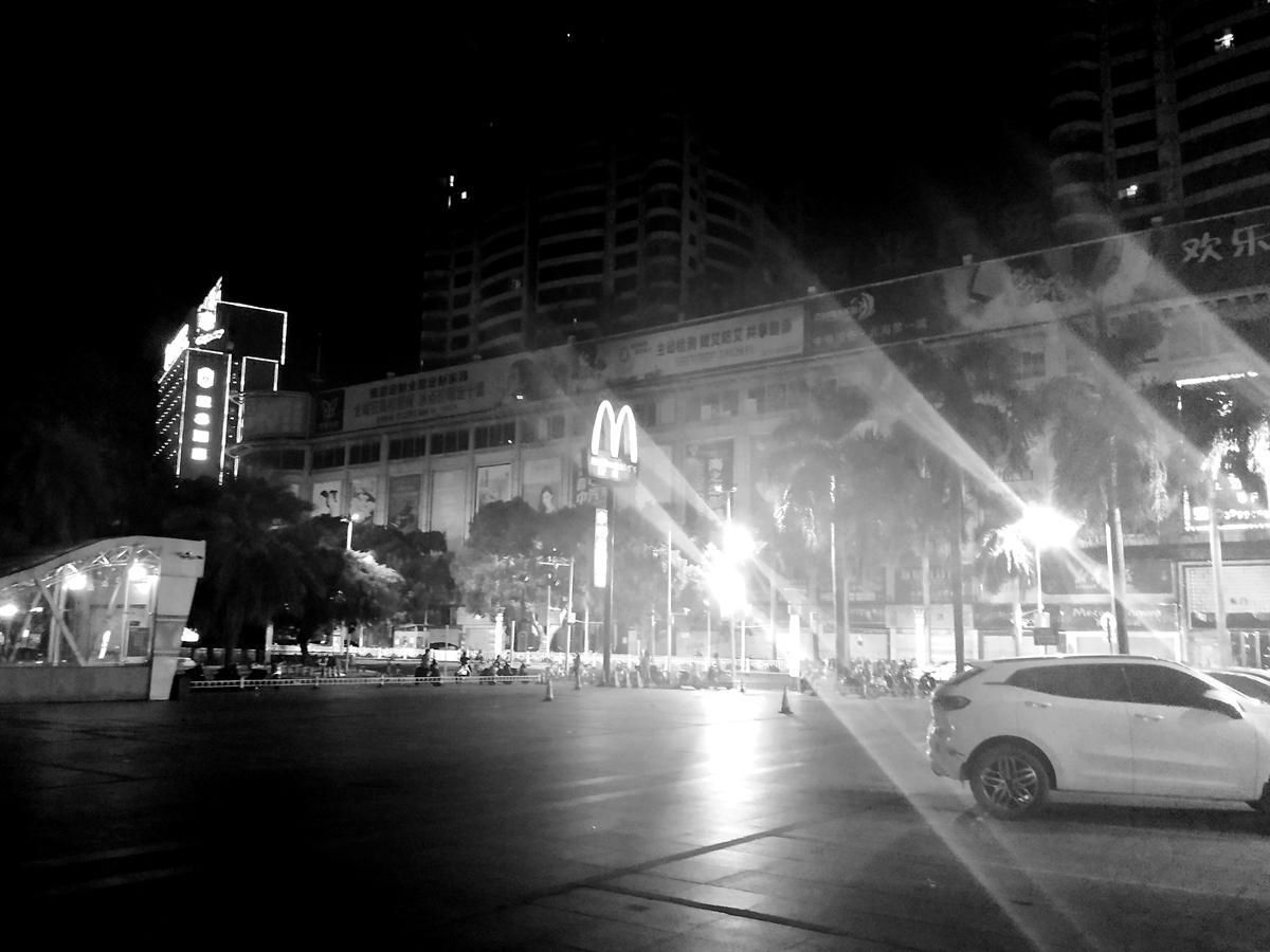 太心酸！深夜我与北海麦当劳“难民”的一次对话