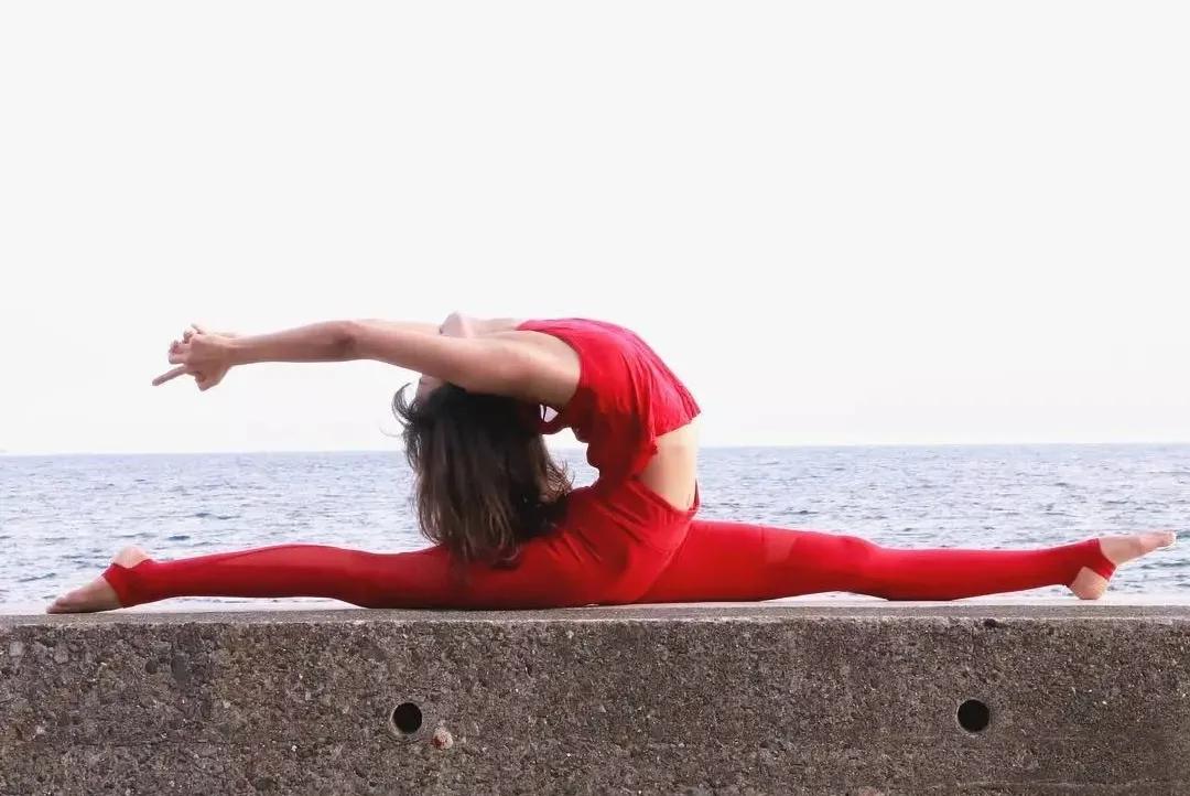 劈叉劈不下去练什么,劈叉胯不正怎么练