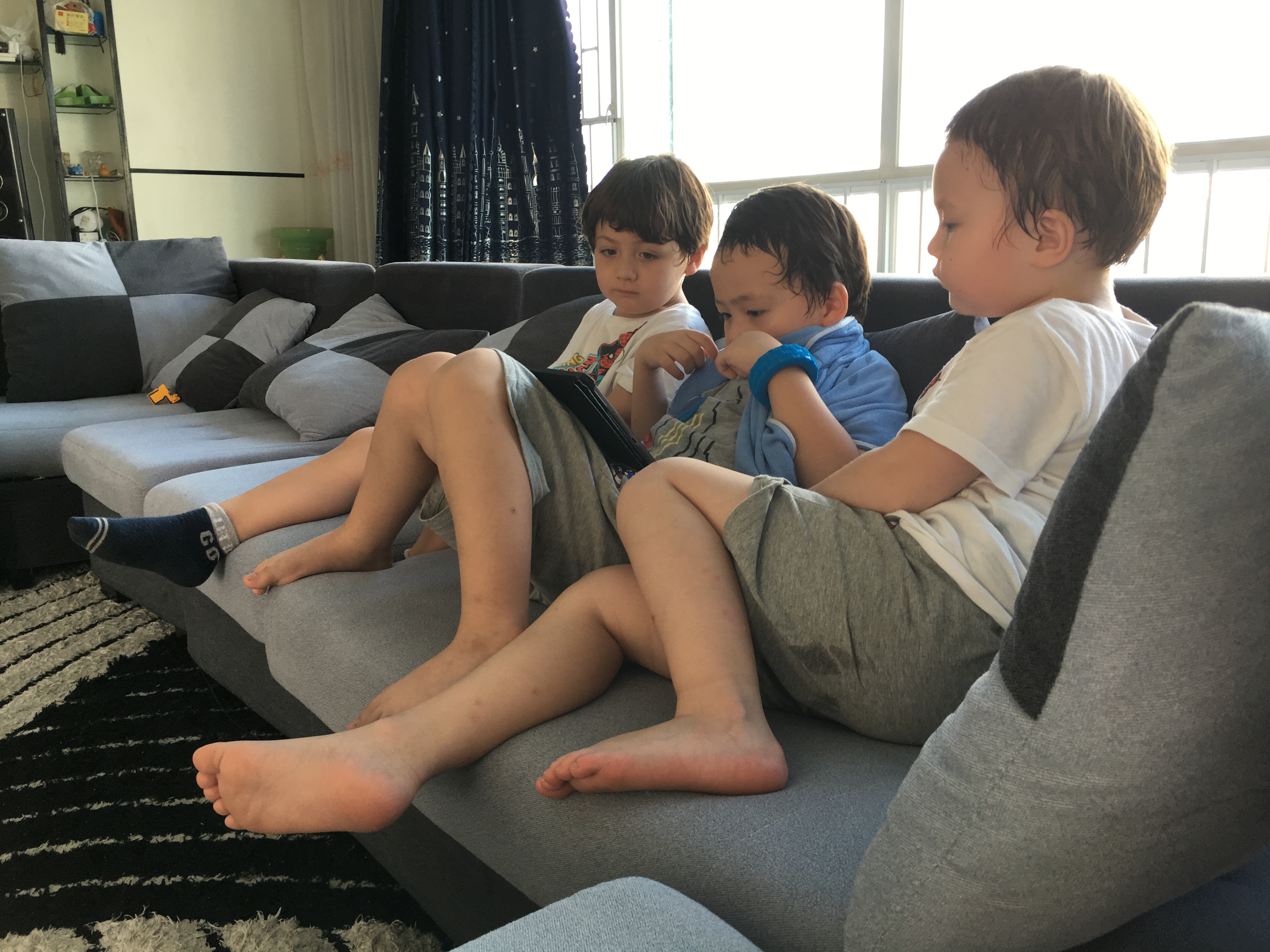 两个爸爸和双胞胎混血宝宝,两个爸爸和他们的混血儿子