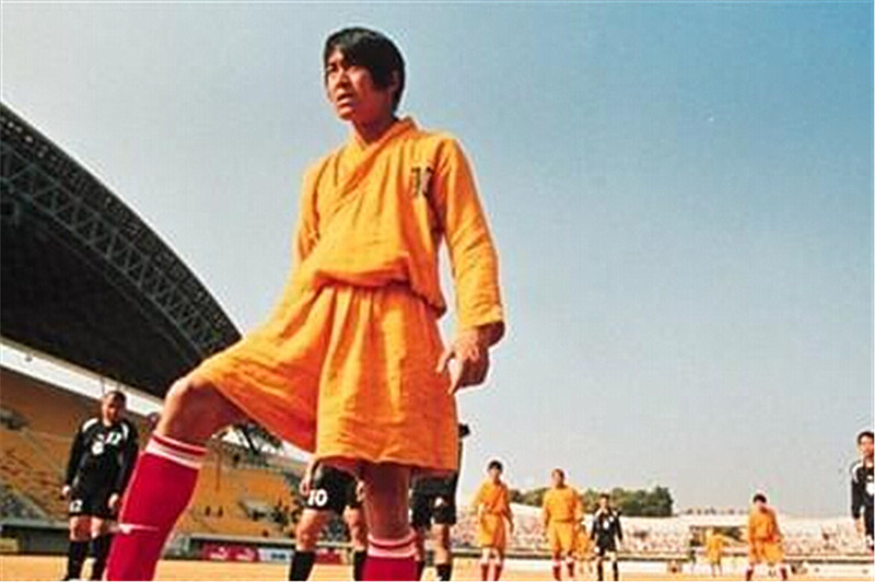 周星驰《少林足球》经典动作,周星驰少林足球的铁头功