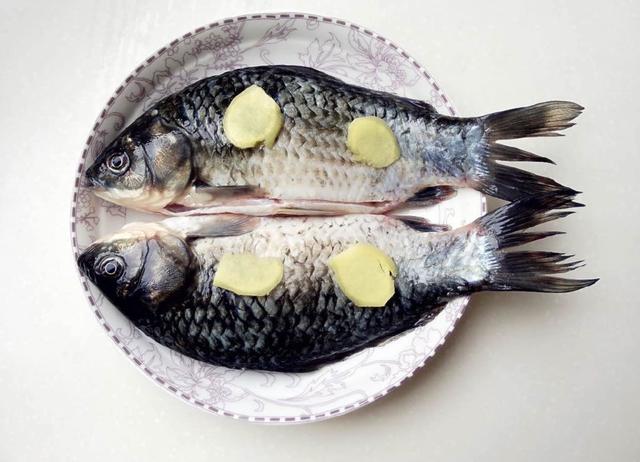 怎么样才能把鱼汤炖成奶白色,鱼汤怎么熬才是奶白色好喝视频