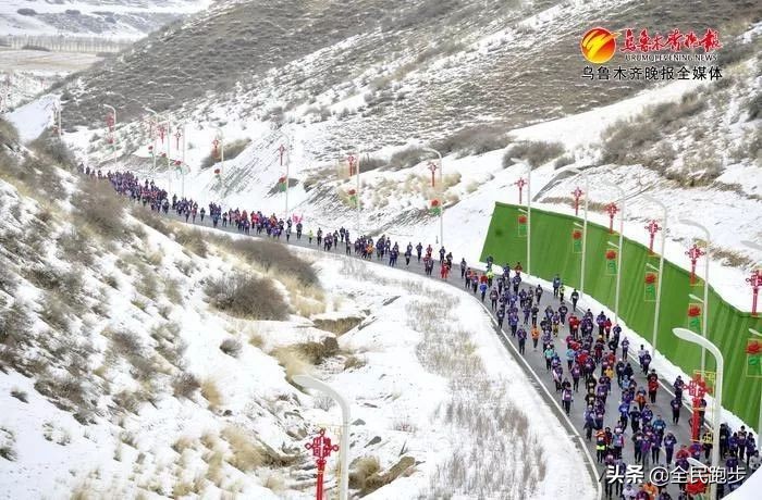 跑友光脚在零下十度的冰雪中完成乌鲁木齐马拉松,导致脚底冻伤
