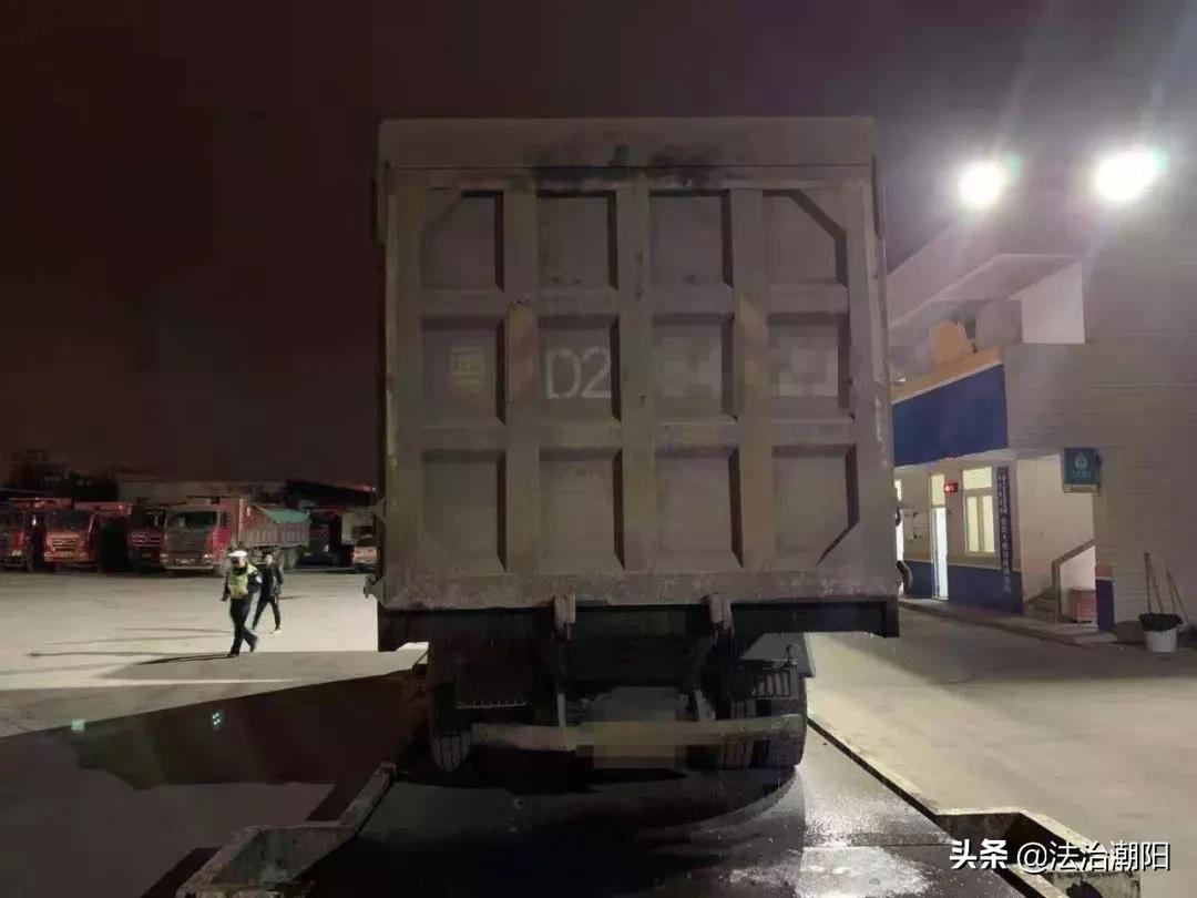 百吨王卡车落水,百吨王货车压塌大桥