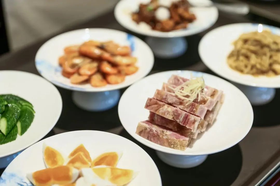 《*瓶金**梅》餐桌上的游龙戏凤