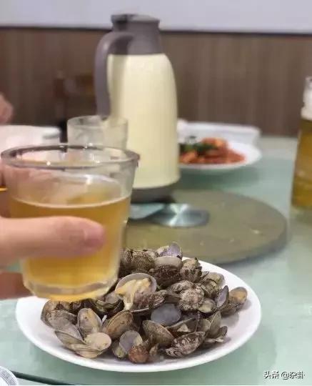 青岛本地人怎么喝青岛啤酒,青岛西海岸青岛啤酒