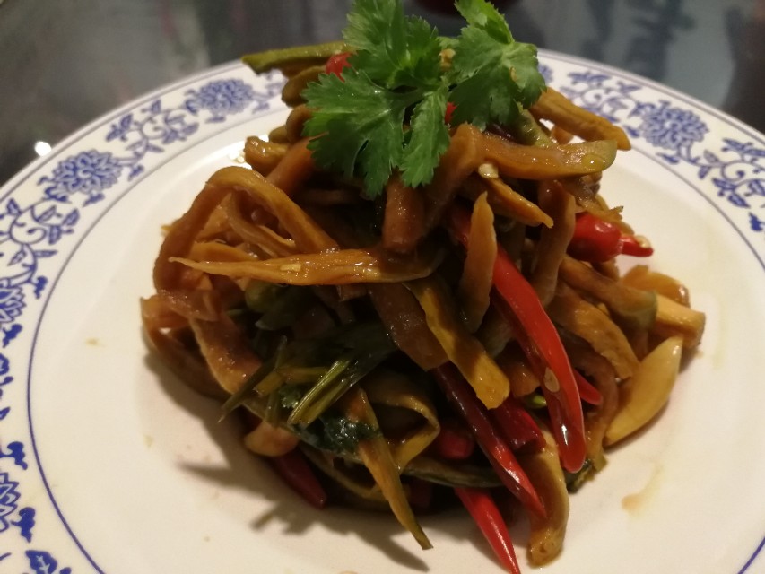 深夜郑州8男2女躲在花园路北环桥头,吃丹江翘嘴鲌,喝方城木瓜酒