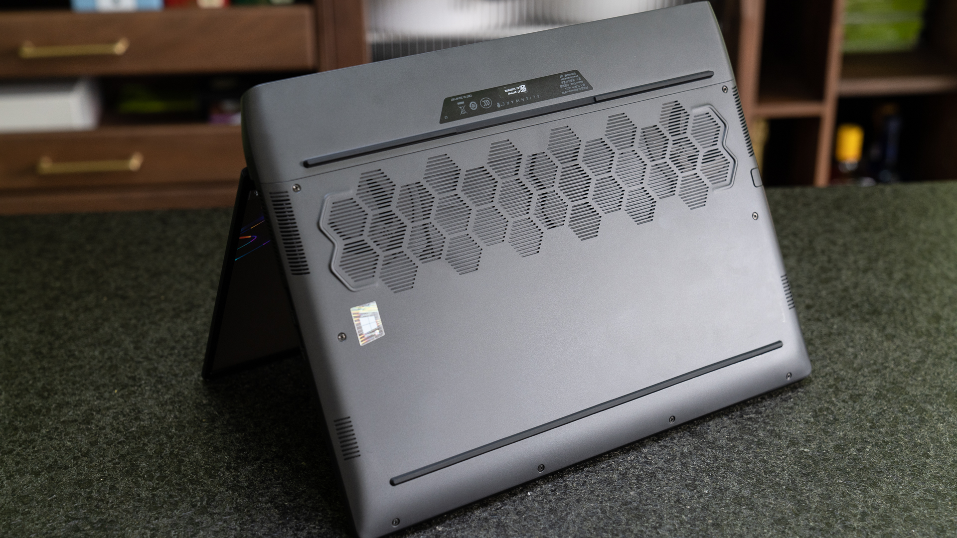 玩家的终极梦想英雄联盟,alienwarem15r6游戏本外观