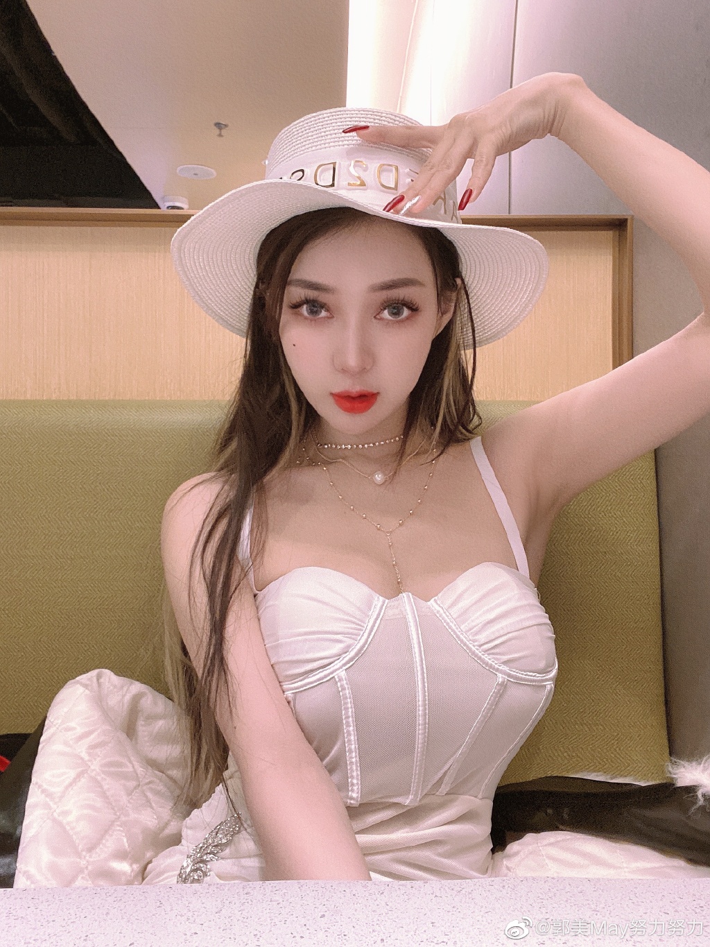 坐牢5年躺赚300万,郭美美的糜烂生活,扯掉多少网红的遮羞布