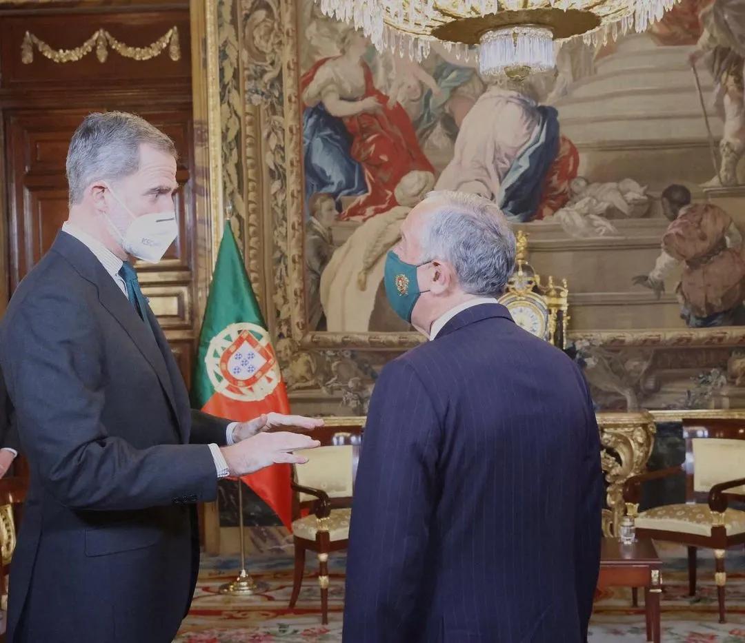 以女主人宫殿内接客，莱后红衣似火热情洋溢，全身旧衣成节俭标兵