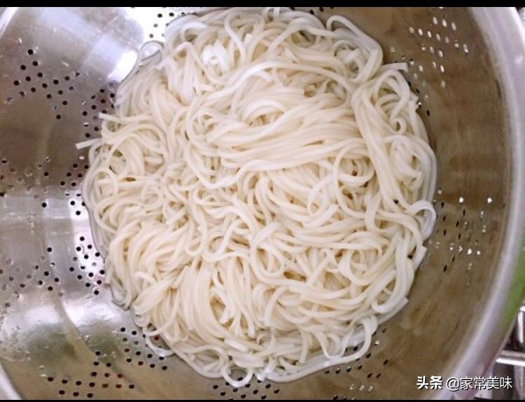 煮面条除了加鸡蛋还可以加什么,煮面条放两个蛋