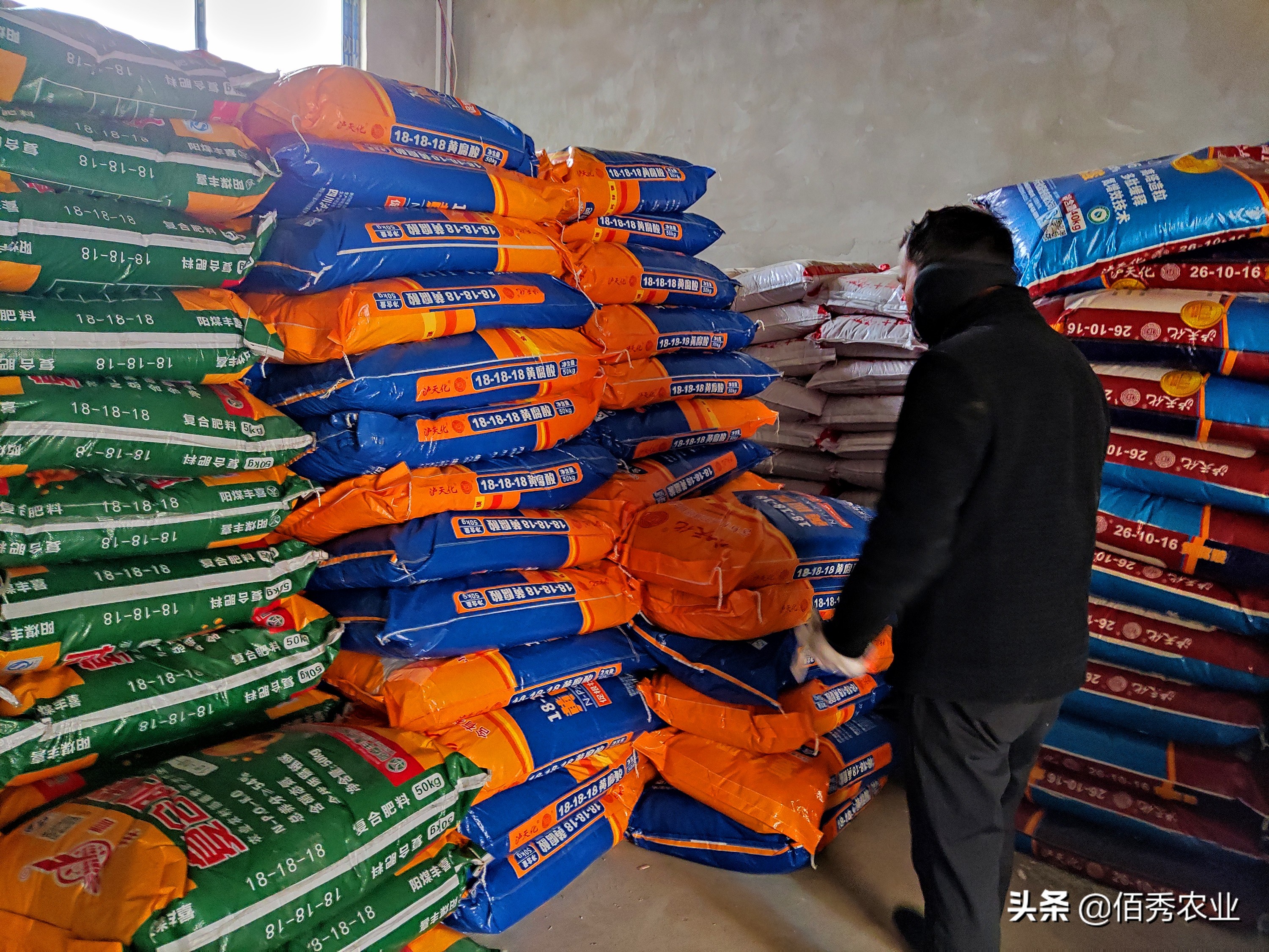 乡村农资店,化肥送到地头,还请客吃饭送礼品,利润到底有多大