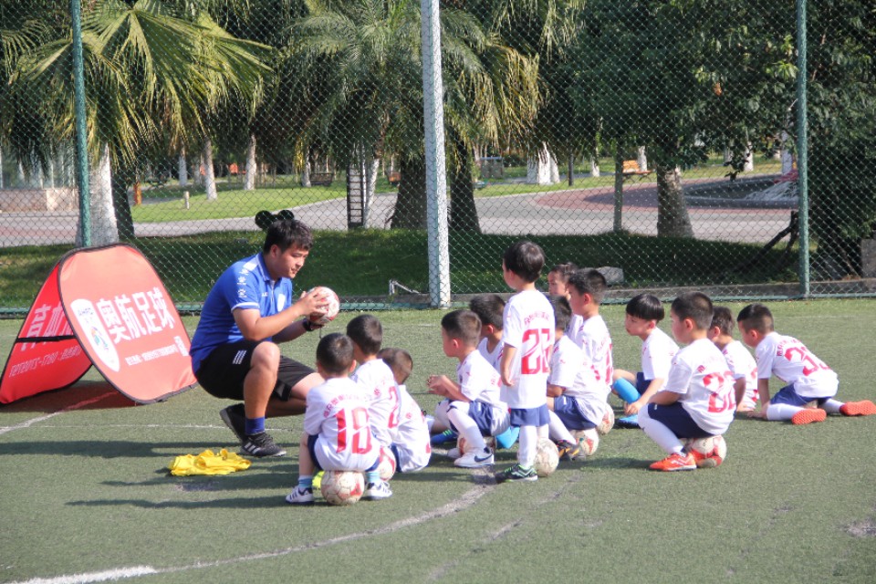 南充足球青训俱乐部,南充奥航足球俱乐部教练