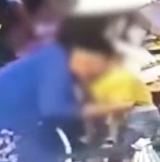 餐馆店员上菜时不小心将热汤打破，导致9岁男孩子被烫伤