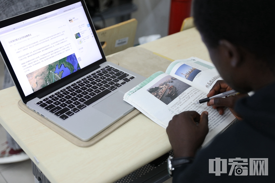 这位来自非洲的“吕布”如今成了“中国通”