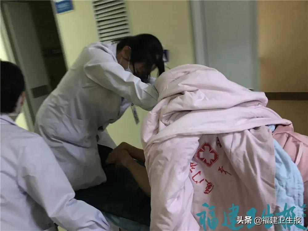 惊险！厦门一临产胎儿脐带脱垂，医师用两只手指托住一个新生命