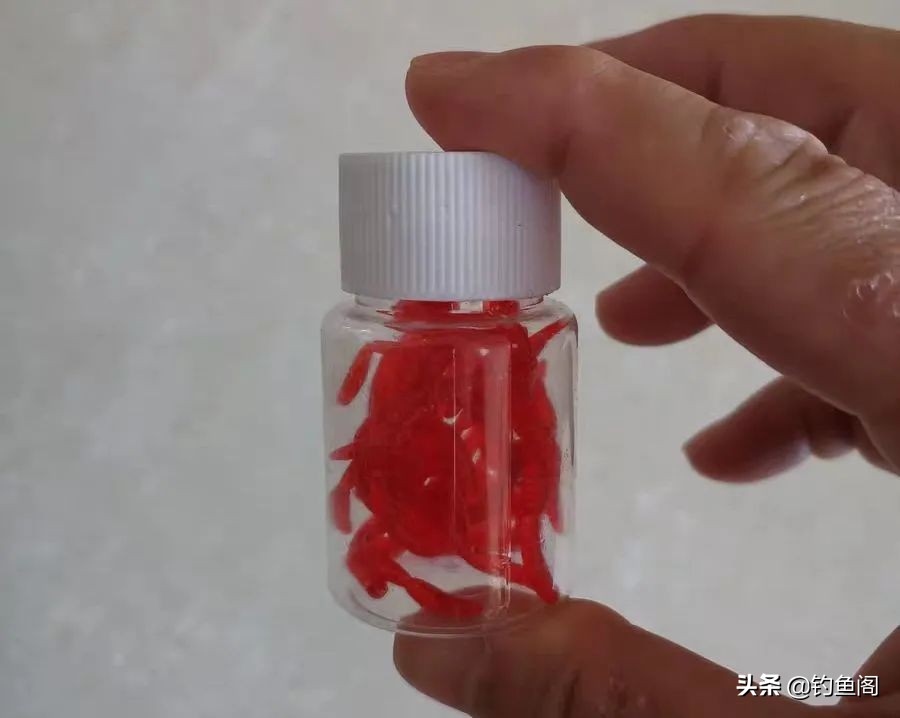 “拿假蚯蚓来钓我！你当我傻么”，用仿生饵挂钩，鱼都想骂人