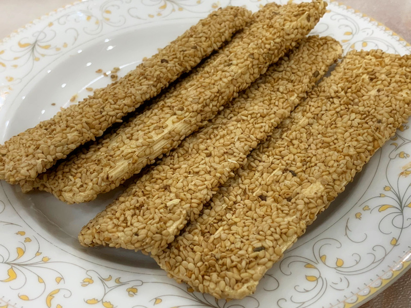 这种糖只有北方才有卖,香甜不粘牙,吃多牙不疼,老人孩子都爱吃