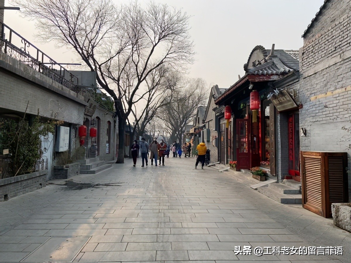 曾经人满为患的南锣鼓巷，在除夕当天有点冷清