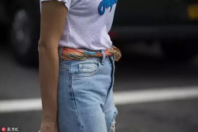 90后都不戴丝巾?谁说的!这种即优雅又酷的单品早就红透时尚圈了