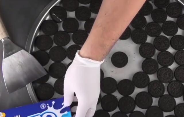 用奥利奥做冰淇淋路边摊,男人做冰淇淋