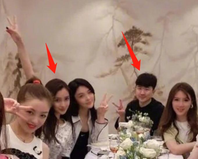 连她都要镶边合影的聚会，来头这么大？