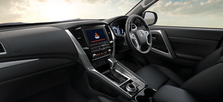 三菱帕杰罗劲畅对比丰田霸道,帕杰罗劲畅和普拉多2700哪个好